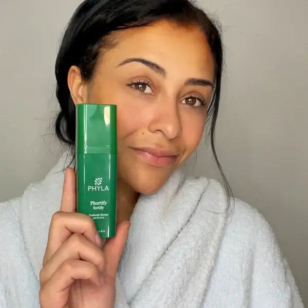 A women looking for oily acne prone skin salicylic acid moisturizer with aloe vera juice to make a moisturizers for acne prone and blemish prone skin